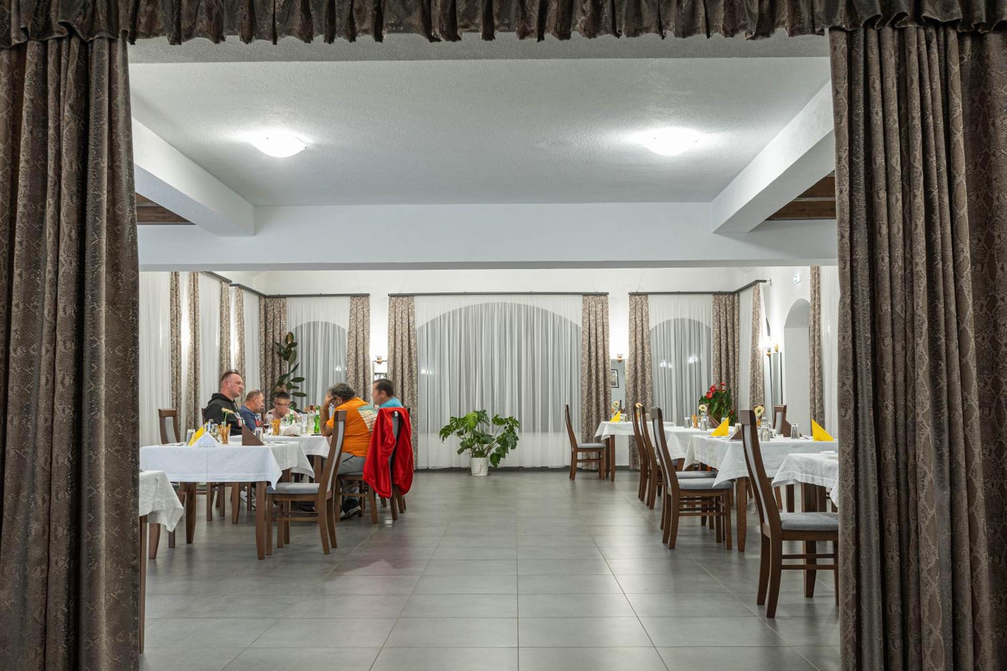 Veranda Panzio Remetea  Экстерьер фото